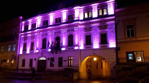 symbolické nasvietenie budovy purpurovou farbou