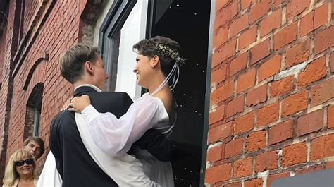 Ilustračná fotografia šťastného ženícha a svadobného hosťa.