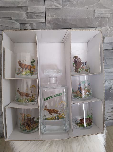 Sada personalizovaných pohárov s vtipným nápisom.