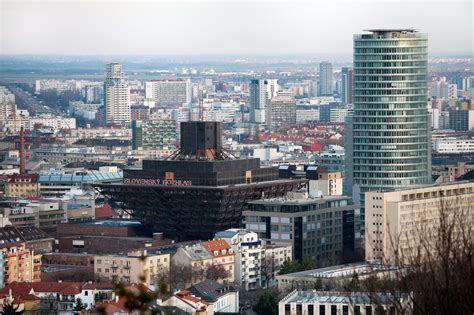 Záber na budovu Slovenského rozhlasu v Bratislave počas vianočného a novoročného obdobia