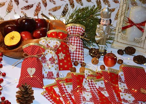 Paleta farieb pre adventné vence: biela, zlatá, červená, fialová