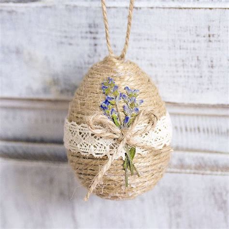 ilustrácia svietnika zdobeného šiškovými dekoráciami a jutovým povrazom