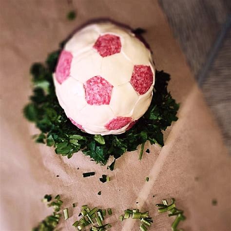 Fotopostup na výrobu futbalovej lopty z fondánu na torte