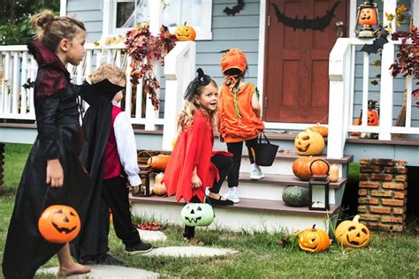 deti v USA pri trick-or-treating s košíkmi na sladkosti