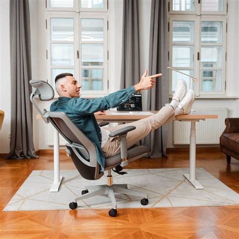 Ergonomická kancelárska stolička a nastaviteľný stôl