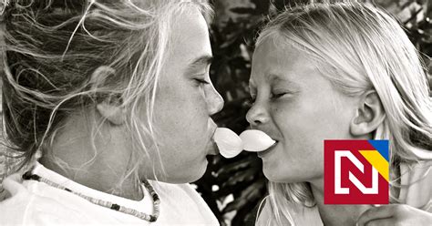 Ilustrácia dvoch sestier, ktoré sa objímajú