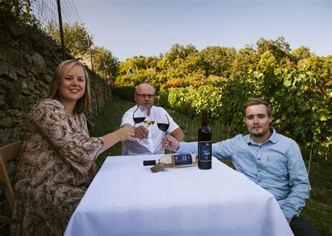 Fotografia páru na riadenej degustácii vína vo vinárstve
