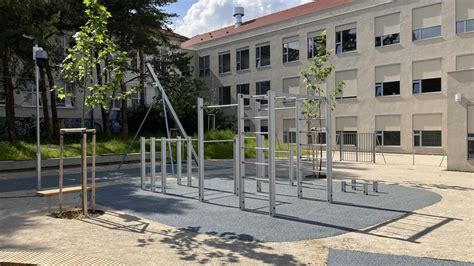 skupina detí a dospelých pri prestrihávaní pásky na novom detskom ihrisku