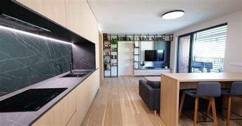 Moderný interiér svadobného priestoru s prvkami vína