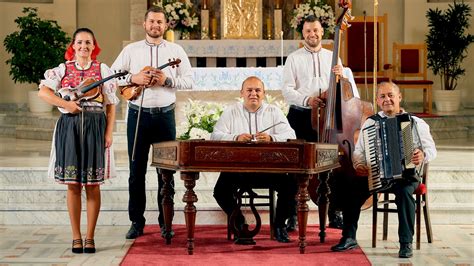 Ilustrácia rómskej svadobnej hostiny s tradičnými prvkami a hudobníkmi