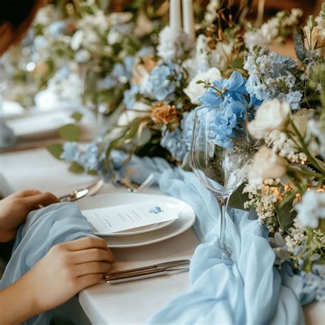 Detail kvetinových aranžmánov na stole