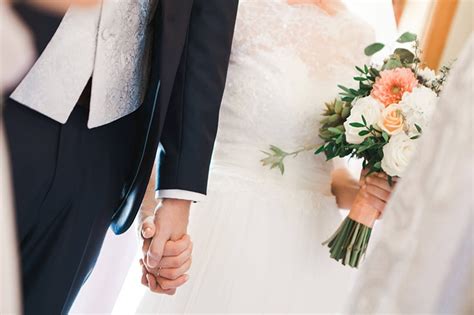 Nevesta s kyticou a ženích s korsážou