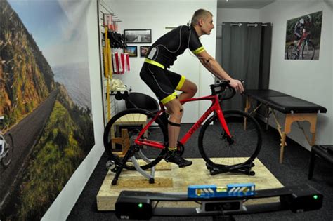 Schéma správneho nastavenia posedu na cyklotrenažéri: výška sedadla, vzdialenosť od riadidiel a pozícia kolien