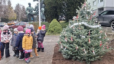 Tematické detské kresby súvisiace s Vianocami alebo Adventom, prípadne skupina detí s pani učiteľkami