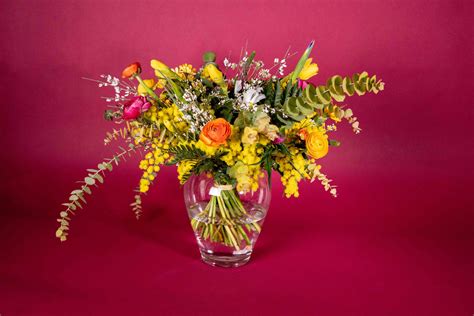 Tematické foto: etažér s kvetmi a drobnými jarnými dekoráciami na stole