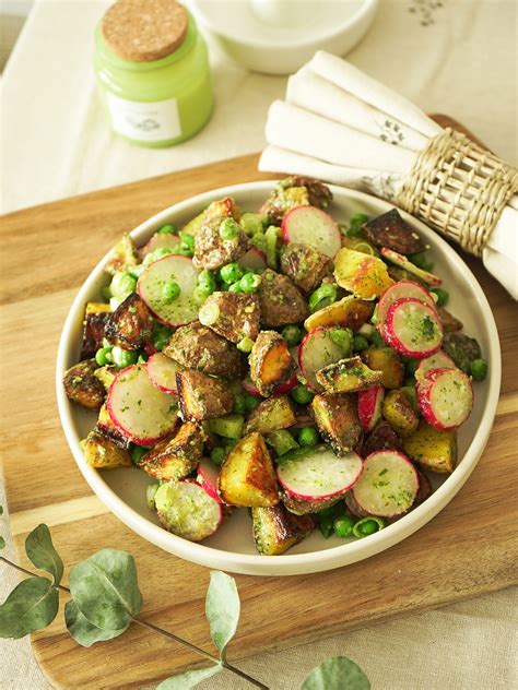 Tematické foto: okno s jarnou dekoráciou maľovanou kriedovými fixkami