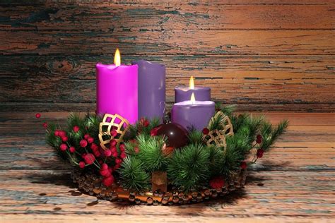 Schéma adventného venca s označením štyroch sviečok a ich symbolických názvov (Nádej, Mier, Priateľstvo, Láska)