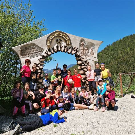 Fotografia učiteľky, ktorá sa lúči s deťmi pred bránou materskej školy
