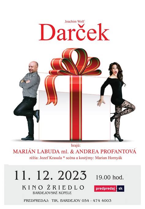 Rodičia s deťmi pri vianočnom stromčeku, rozbaľovanie darčekov