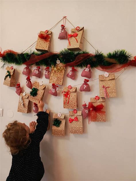 Riešenia pre zavesenie adventného kalendára na dvere alebo stenu