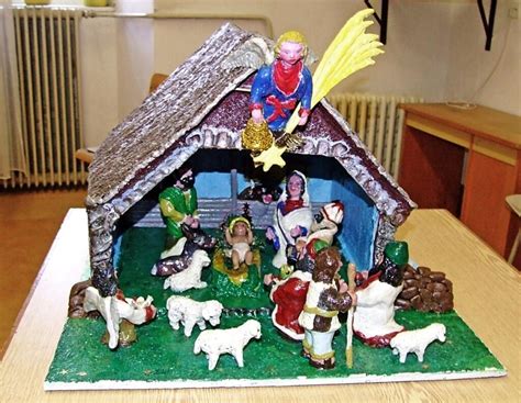 Tematická fotografia rôznych betlehemov a vianočných dekorácií