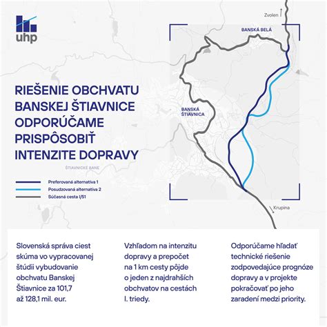 Zimná panoráma historického centra Banskej Štiavnice so zasneženou Kalváriou v pozadí.