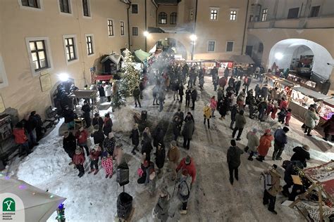 Detailná schéma vianočného jarmoku v priestoroch Kammerhofu s vyznačenými remeselnými stánkami a pódiom.