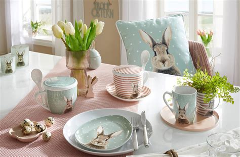 Inšpiratívna fotografia veľkonočného stola s papierovými zajačikmi a jarnými kvetmi