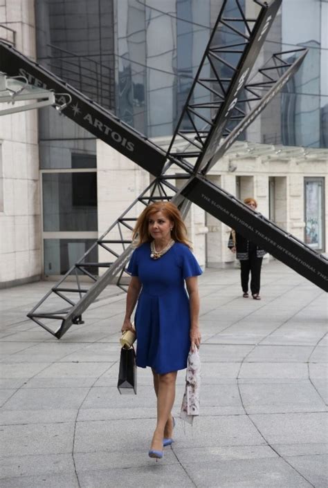 Tematické foto: Žena v elegantnom, ale pohodlnom outfite na neformálny večierok