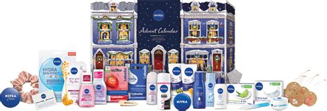 Tematická fotografia: Rozbalený adventný kalendár Nivea s rôznymi kozmetickými produktmi a drobnými prekvapeniami.