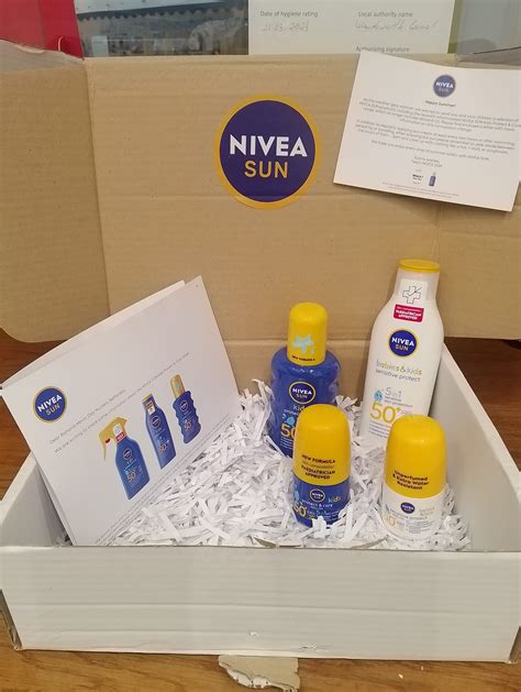 Koláž: Rôzne balenia adventných kalendárov Nivea, vrátane mužskej a ženskej verzie.
