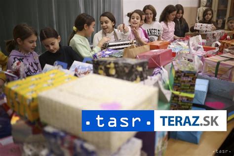 Ilustrácia zobrazujúca deti s darčekmi pre mamy.