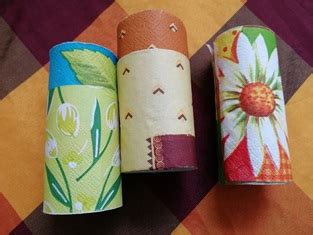 Betlehem z roliek od toaletného papiera s textilnými detailmi