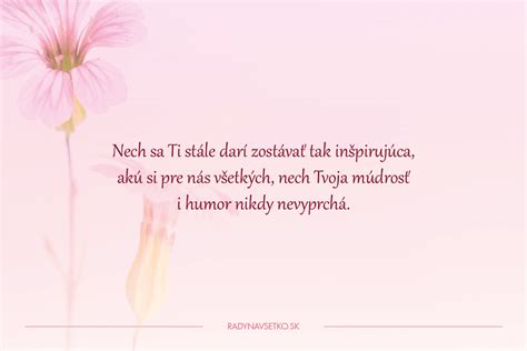 Ilustračná fotografia zobrazujúca usmiatu staršiu ženu v kruhu rodiny