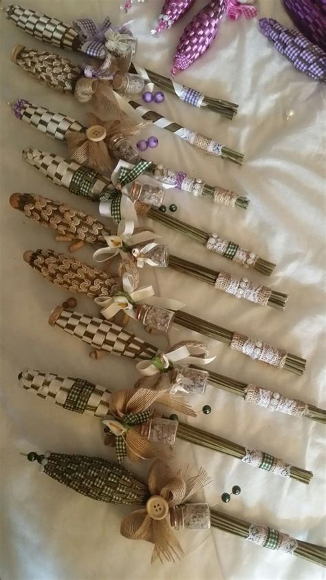 Kreatívne zdobené darčeky s menovkami a stužkami.