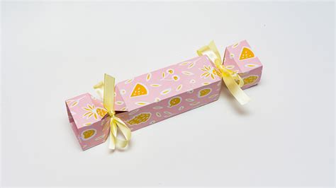 Ilustrácia balenia darčeka do tvaru bonbónu