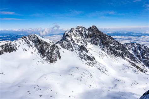 Tematické foto: Pohľad na zasnežené Tatry s novoročným ohňostrojom