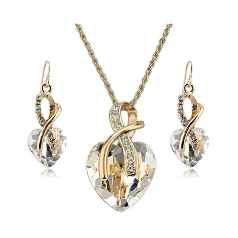 Rôzne druhy šperkov: náhrdelník s príveskom srdca, personalizovaný náramok, náušnice s perlami.