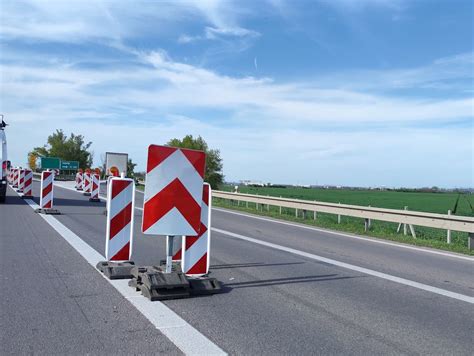 Infografika porovnávajúca bezpečnostné prvky moderných hračiek a historických plyšákov.