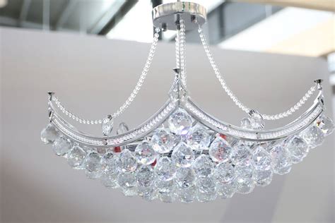 Luxusný krištáľový luster nad svadobným stolom dodáva eleganciu