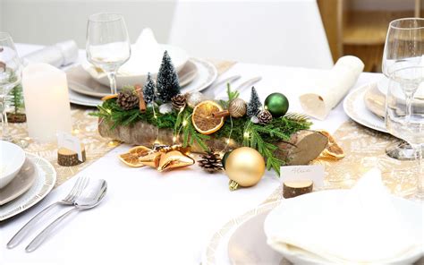fotografia elegantne prestretého stola pre spoločenský obed/večeru
