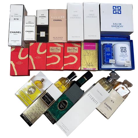 Koláž fotografií známych módnych ikon a návrhárok ako Coco Chanel, Nina Ricci, Elizabeth Arden.