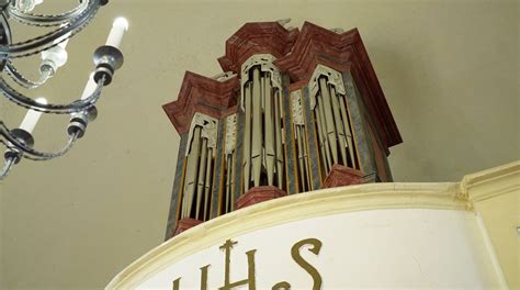 Organ v kostole s otvorenou knihou nôt