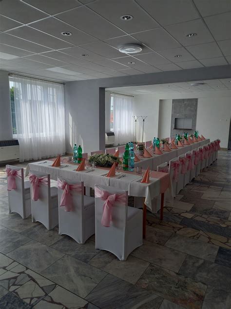 Fotografia slávnostne vyzdobenej sály kultúrneho domu