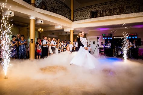 Fotografia páru, ktorý si vychutnáva prvý tanec na svadbe v kultúrnom dome