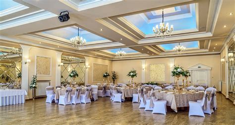 Svadobný pár, kvetinová výzdoba a svadobná sála v meste Martin