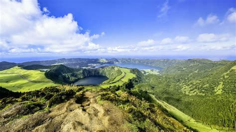 Panoráma ostrova s vulkanickými kužeľmi pokrytými vegetáciou