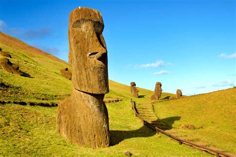 Ilustrácia zobrazujúca proces premiestňovania sochy Moai