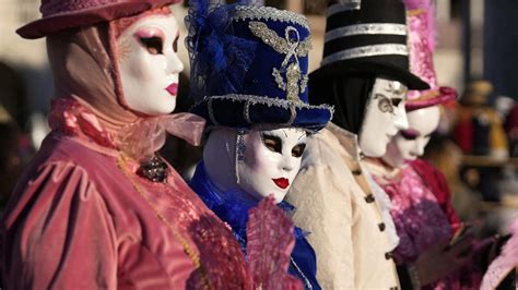 ilustračné foto Benátskeho karnevalu s maskami