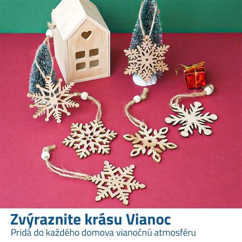 Ilustračná fotografia rôznych typov drevených vianočných ozdôb